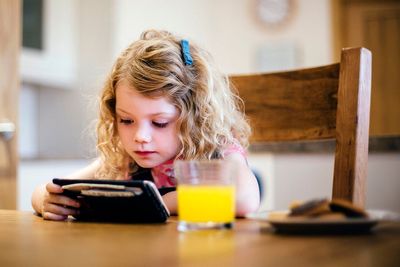 Under-fives should not watch screens for more than an hour a day, Keir Starmer tells parents