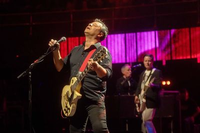 Manic Street Preachers cover The Cure at London gig