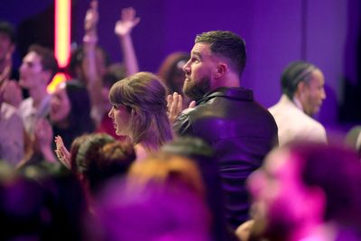 Taylor Swift and Travis Kelce make award show debut