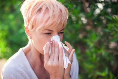Hay fever alert: Expert make-up tips for surviving high pollen season