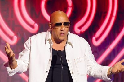 Taylor Swift helps save Vin Diesel during awkward on-air gaffe at iHeartRadio Music Awards