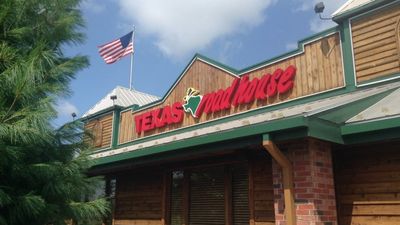 ‘Their flag is upside down’: Chicago woman visits Texas Roadhouse. What she spots outside leaves her doing a double-take