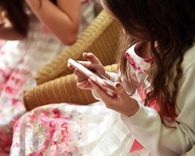 What does new guidance in the UK say about screen time for children?
