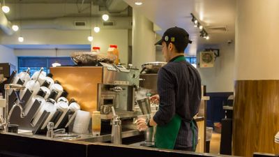 Woman calls out Starbucks barista online for shooting his shot but soon finds out that the internet isn’t on her side