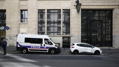 France foils Paris bomb attack outside US bank