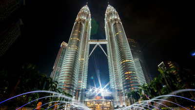 Rivalry breaks records: Malaysia made Japan and South Korea compete to build twin towers and the results shocked everyone