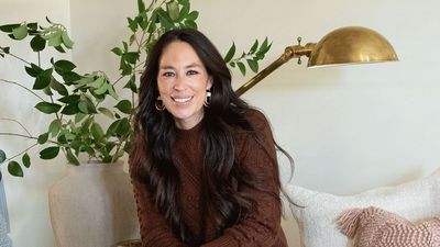 Joanna Gaines’ Ethereal Early Spring Flower Arrangement Hinges on an Unexpected Pairing Florists Are Loving in 2026