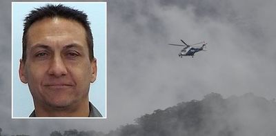 How do fugitives like Dezi Freeman evade police for so long?