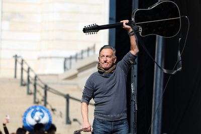 Bruce Springsteen starts new tour in Minneapolis honoring city’s ICE protests