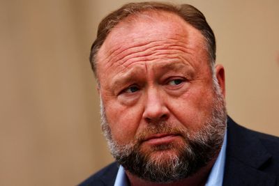 Right-wing conspiracy theorist Alex Jones doubles down on criticism of former ally Trump: ‘We’re in free fall’