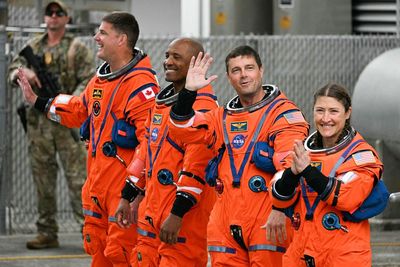 Artemis astronauts arrive at launch pad after completing final task - a game of cards