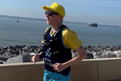 Blind artist to run marathon using AI glasses and app