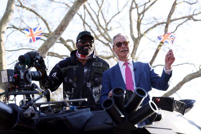 Derek Chisora arrives to Deontay Wilder press conference in tank with Nigel Farage in tow