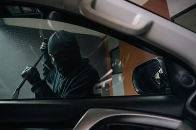 9 Car‑Break‑In Tricks Thieves Use on Older Drivers — The One Red Flag You Must Never Ignore