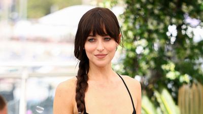 Dakota Johnson’s Retro Poolside Seating Is Dominating 2026 Summer Trends – Her Lap Pool Area is a Mid-Century Paradise