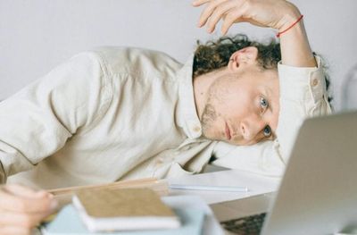 Doctors Explain 8 Low-Iron Symptoms That Many Adults Mistake for Burnout