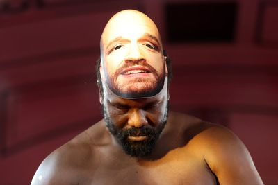 Derek Chisora taunts Deontay Wilder with Tyson Fury mask amid new update on gloves row
