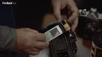 This gadget looks and loads like film, but it actually converts 35mm cameras to digital. The I’m Back APS-C Roll gives retro cameras a 26MP digital re-birth