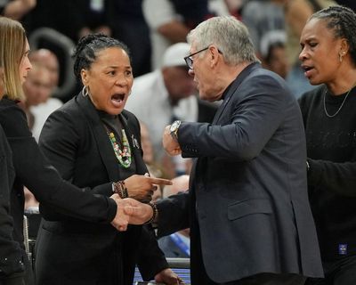Geno Auriemma and Dawn Staley have tense postgame exchange after South Carolina shock UConn in Final Four