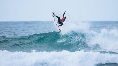 Old heads prevail in deteriorating Bells Beach surf