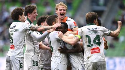 Mata picks up niggle, Phoenix beat Victory late