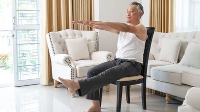 “Your joints need to move to feel good”—a certified trainer shares the gentle mobility routine he uses with seniors to soothe joint stiffness after 60