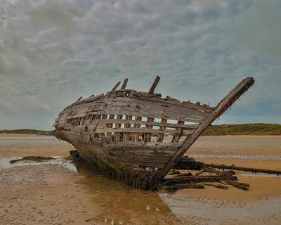 Into the Wreck by Susannah Dickey review – an immersive exploration of grief