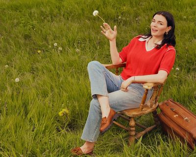Aisling Bea review – glamourpuss meets accidental mum in a scatty show that revels in immaturity