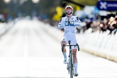 'Everybody knows somebody who is struggling' –Powered by meditation, tearful Demi Vollering embraces emotions of first Tour of Flanders triumph