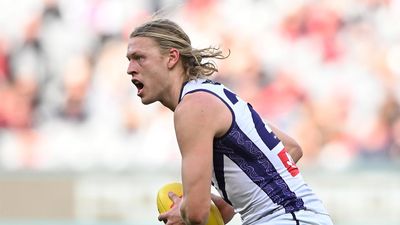 Star Fremantle midfielder to remain on sidelines