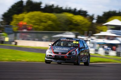 Webber's Hot Honda does the Hyland fling at Castle Combe
