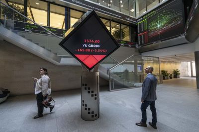 FTSE 100 slips ahead of latest Trump war deadline