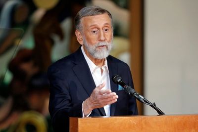 Grammy-winning singer-songwriter Ray Stevens recovering after breaking neck