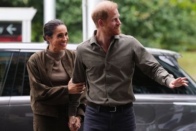 Bulletin AM briefing: Harry and Meghan touch down in Australia as four-day tour begins