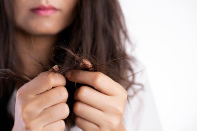 Experts reveal the causes of dry hair and the best products to combat it