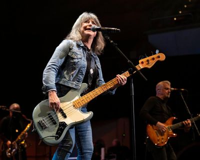Suzi Quatro review – at 75, her signature scream is still thrilling