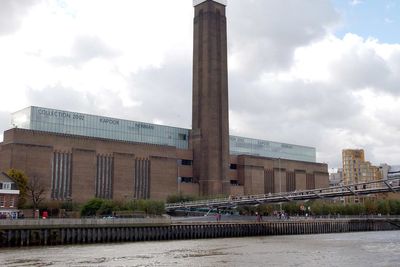 Tate Modern evacuated and Millennium Bridge closed as police respond to 'suspicious package'