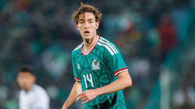Mexico Star Midfielder Still Set on World Cup Despite Tearing ACL—Report