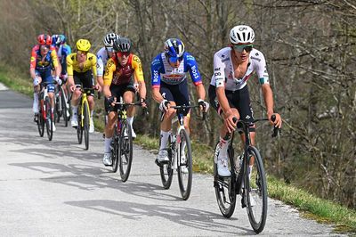 Isaac del Toro abandons Itzulia Basque Country with muscle tear from crash early on stage 3