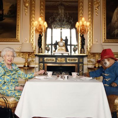 Queen Elizabeth's Dresser Insisted on One Handbag Rule During Queen's Famous Platinum Jubilee Paddington Sketch