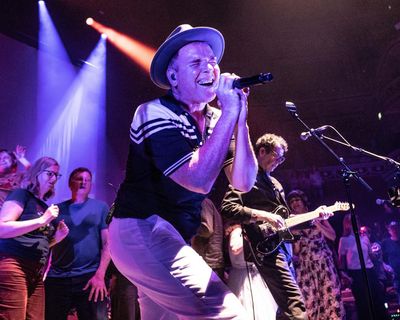 Belle and Sebastian review – joyful anniversary tour makes debut album brighter than ever