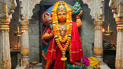 4 Powerful Hanuman Mantras to Remove Fear & Obstacles