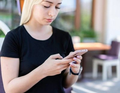 6 Ways Social Media Negatively Impacts Women’s Well-Being