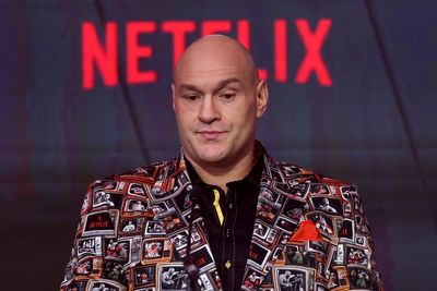 Arslanbek Makhmudov spends Tyson Fury press conference on his phone as event falls flat