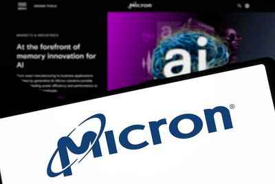 Micron Stock Is Up on Ceasefire News. Should You Buy MU Here?