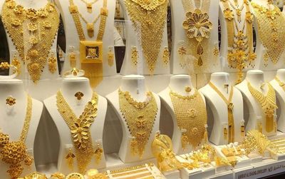 UAE gold prices drop by Dh4 after hitting weekly highs as Dubai rates slip below Dh570