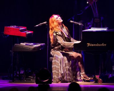 Tori Amos review – fans hang on every note of this dramatic deep dive into her back catalogue