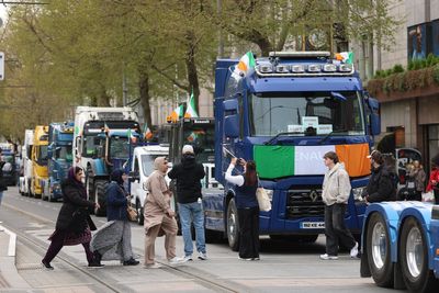 Blockades need to end, says minister as gardai arrive at Cork oil refinery