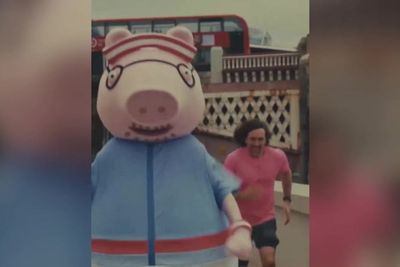 Daddy Pig hits the road with Joe Wicks as he trains for the London Marathon