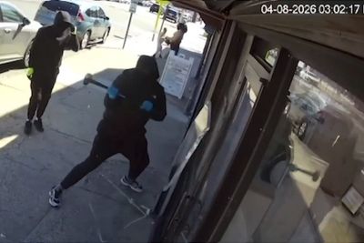 Robbers use sledgehammers to raid jewelry store in broad daylight